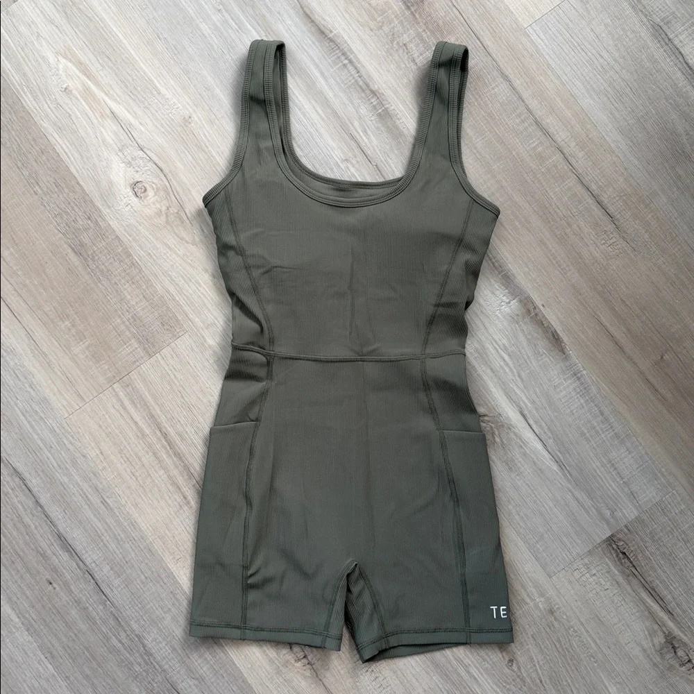 Workout romper in ribbed olive - Picture 3 of 3